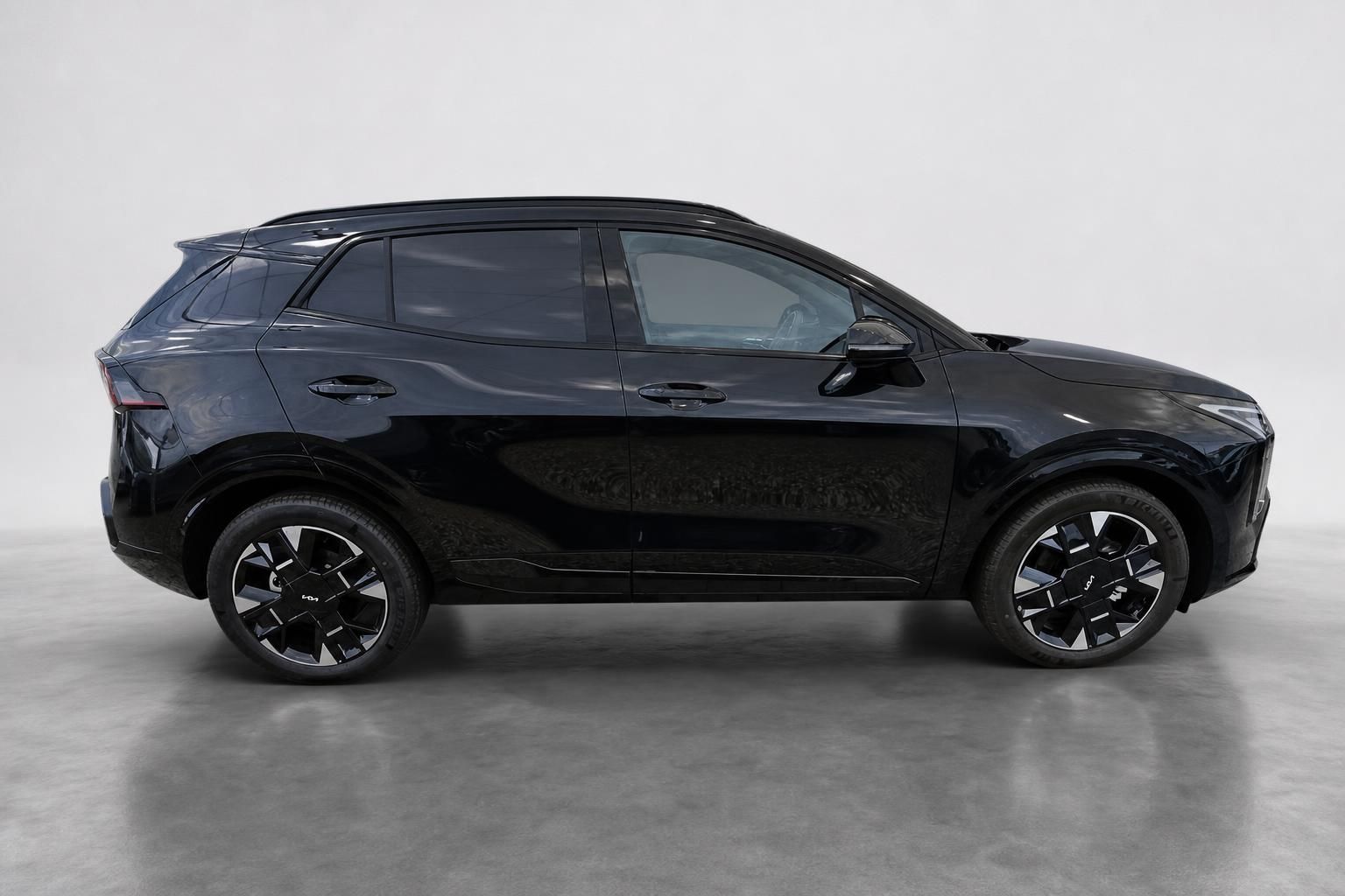 Kia Sportage schwarz Seitenansicht komplett im Studio