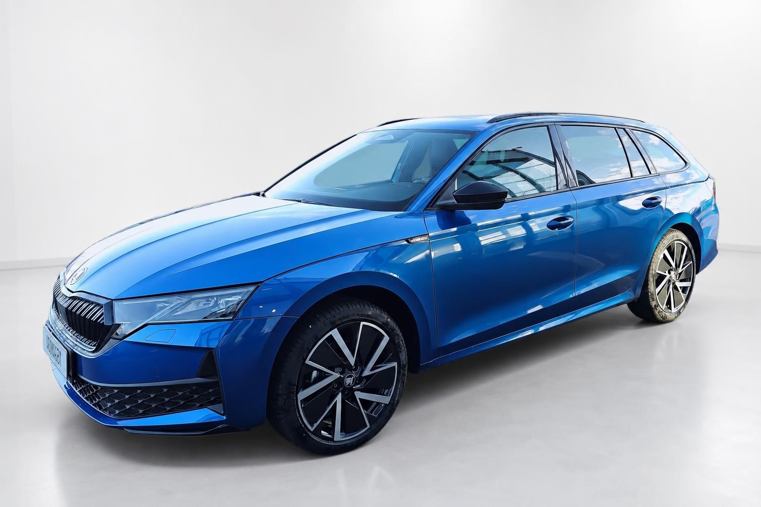 Skoda Octavia Combi in Blau, Seitenansicht im Fotostudio