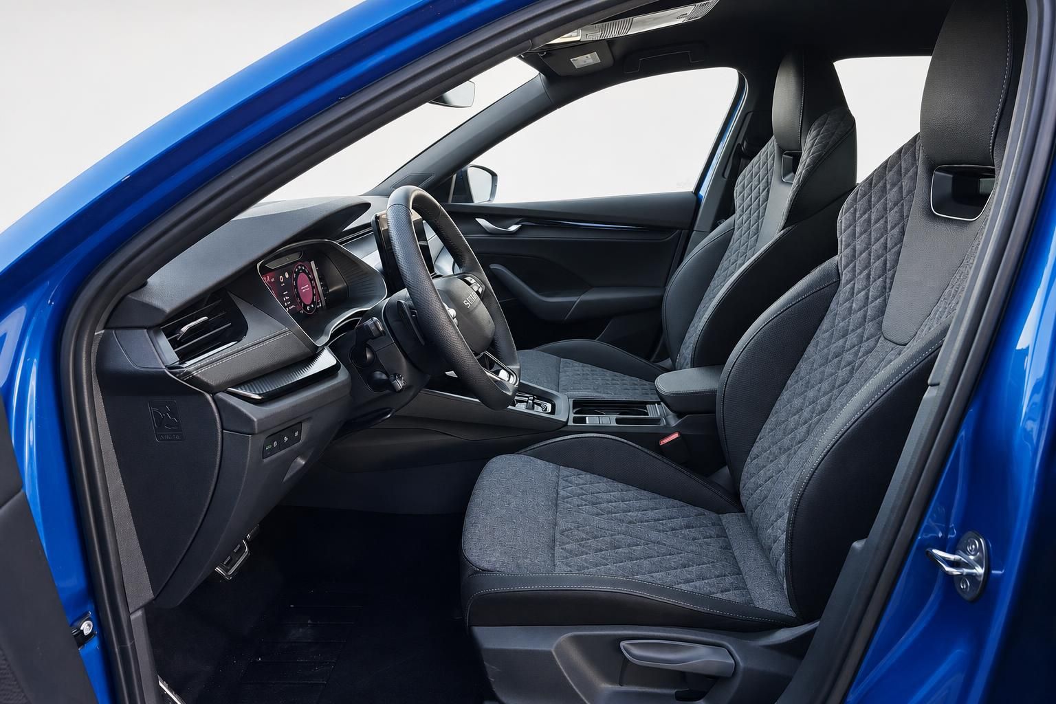 Skoda Innenraum mit Sportsitzen und Cockpit, Fahrertür geoeffnet