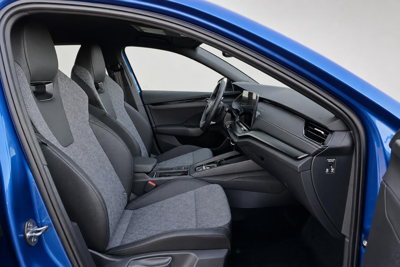 Skoda Octavia Innenraum mit Vordersitzen und Armaturenbrett