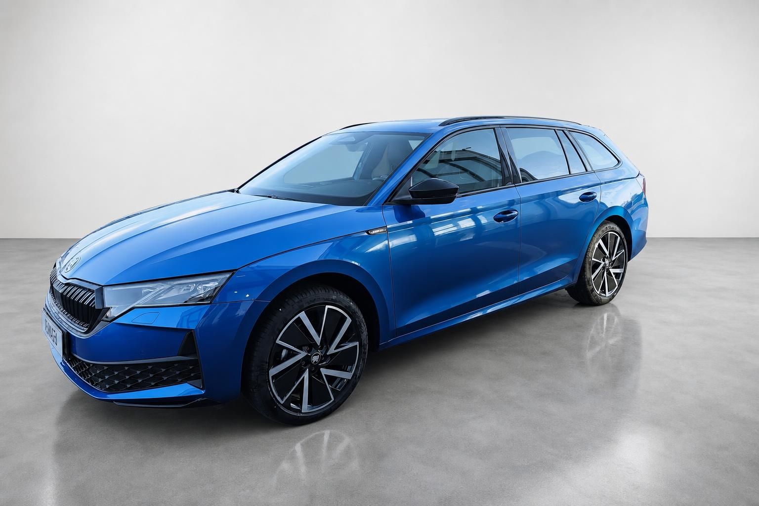 Skoda Octavia Combi blau Dreiviertelansicht vorne im Studio