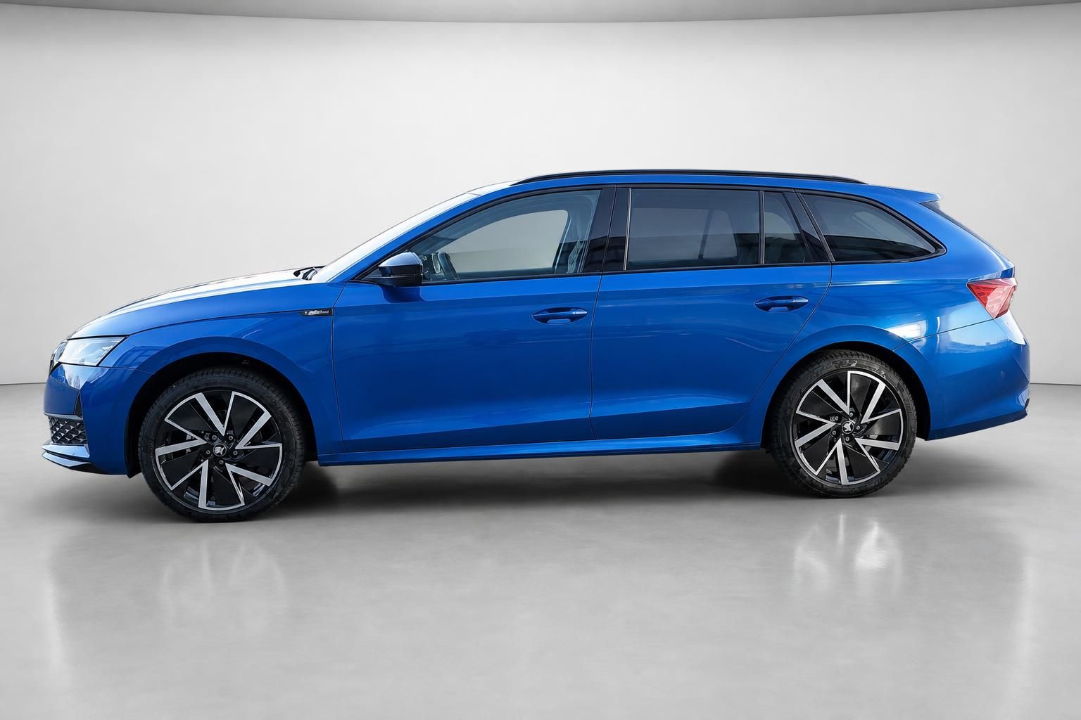 Skoda Octavia Combi blau Seitenansicht Profil Studioaufnahme