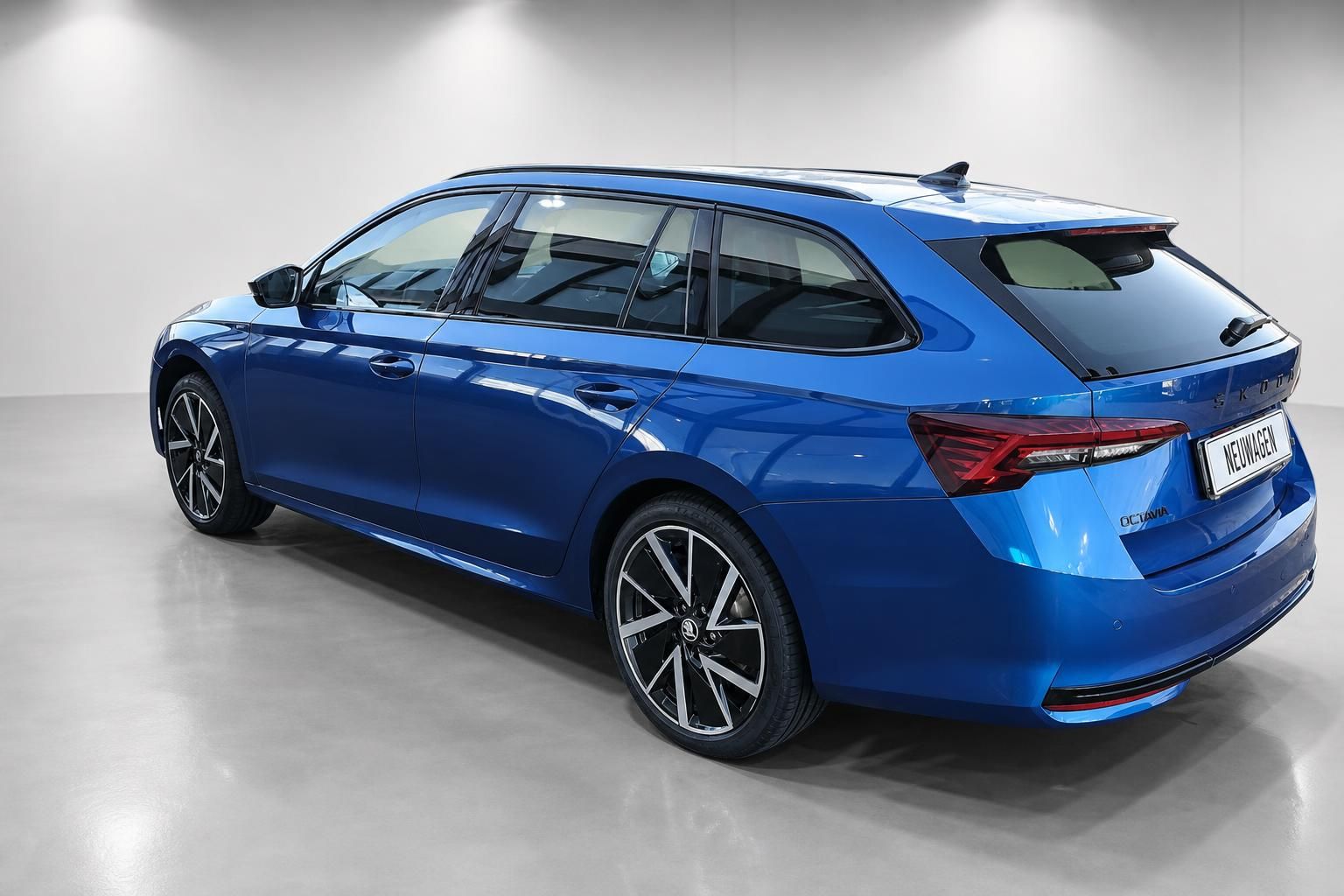 Skoda Octavia Combi blau Heckansicht Neuwagen Studio