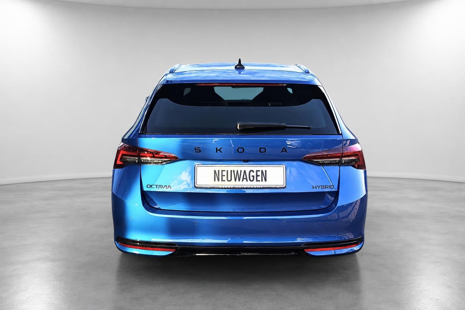 Skoda Octavia Combi Hybrid blau metallic Heckansicht Neuwagen