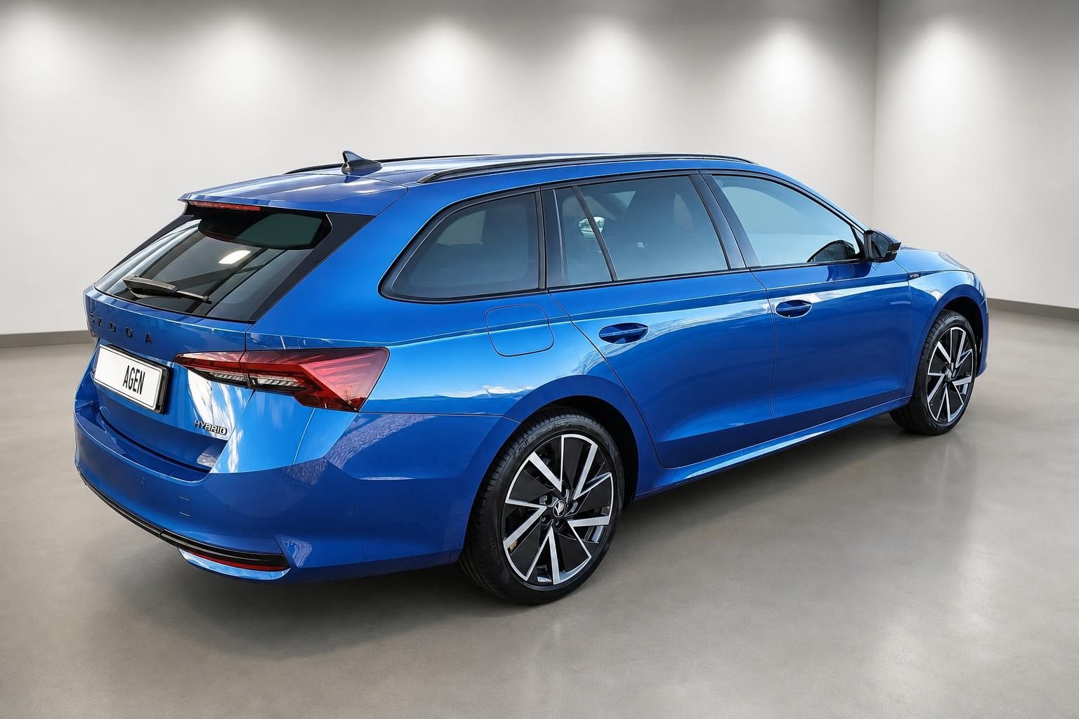 Skoda Octavia Combi Hybrid blau Heckansicht schraeg Neuwagen