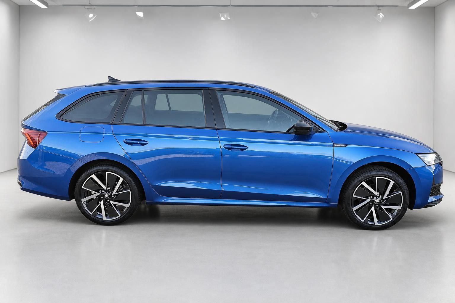Skoda Octavia Combi blau Seitenansicht Neuwagen im Studio