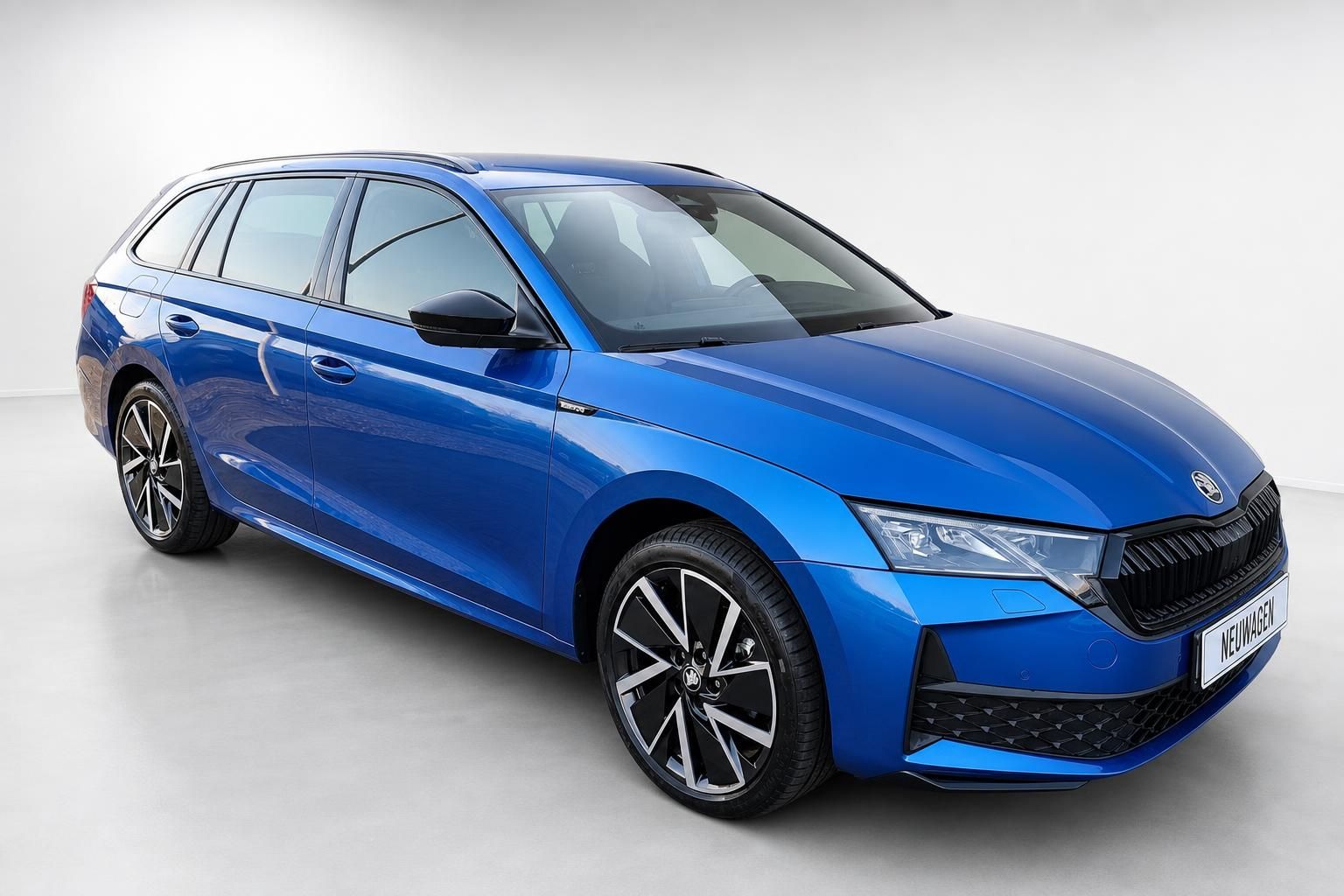 Skoda Octavia Combi blau Frontansicht schraeg Neuwagen