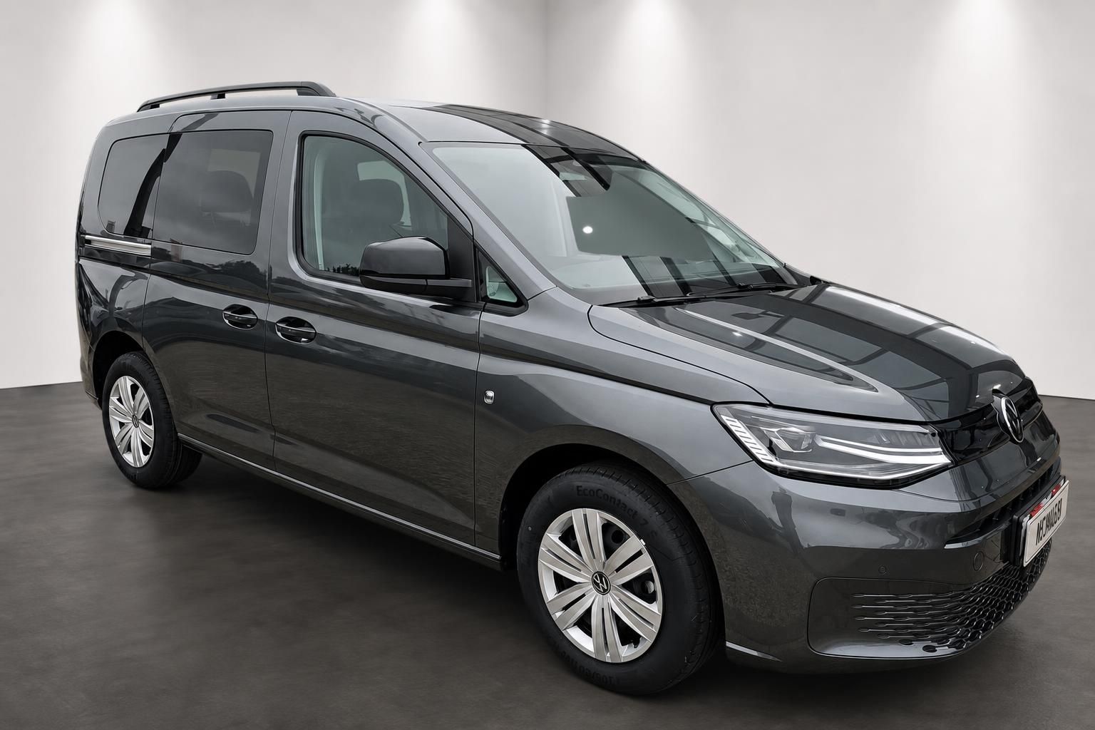 VW Caddy grau Frontansicht schraeg im Studio