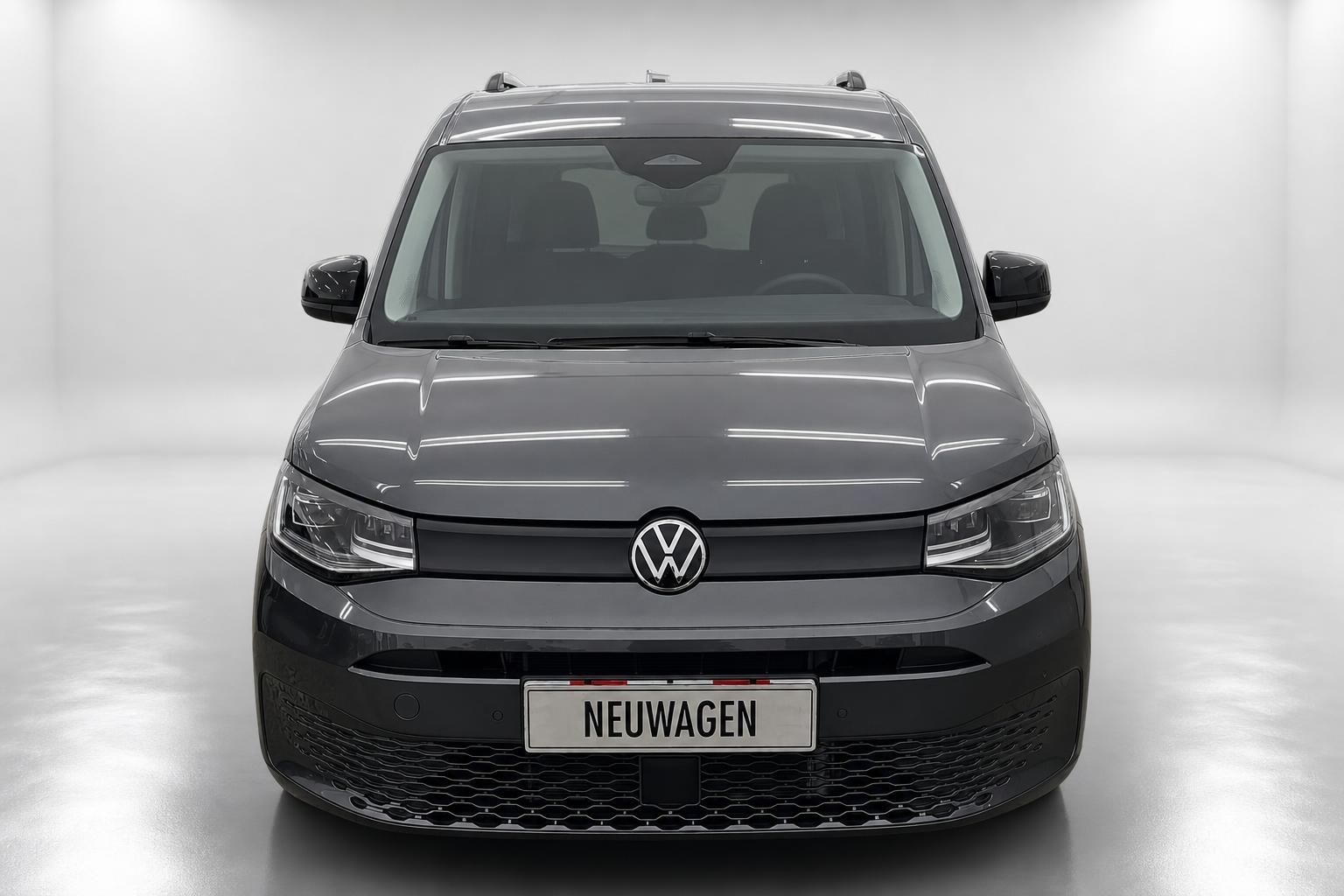 VW Caddy grau Frontansicht direkt im Fotostudio