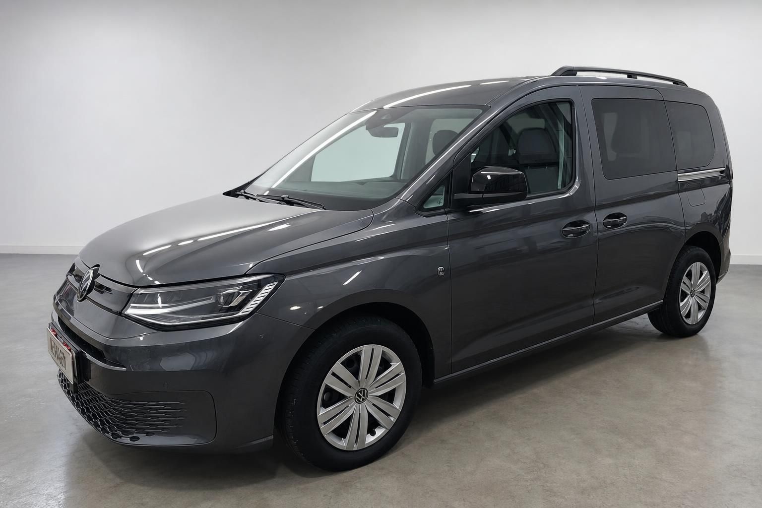 VW Caddy grau Frontansicht schraeg im Studio