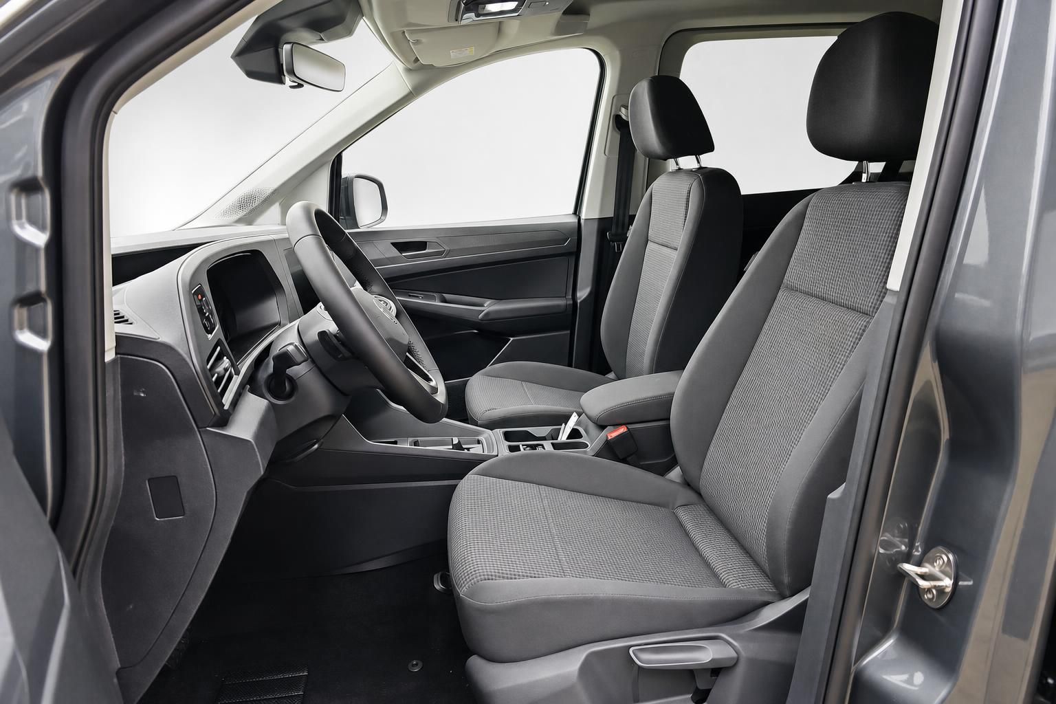 VW Caddy Innenraum Vordersitze und Cockpit Ansicht
