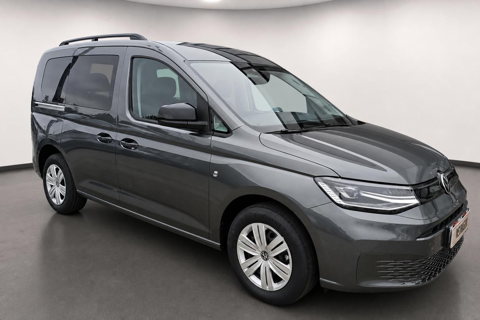 VW Caddy grau metallic Frontansicht Dreiviertel Studio
