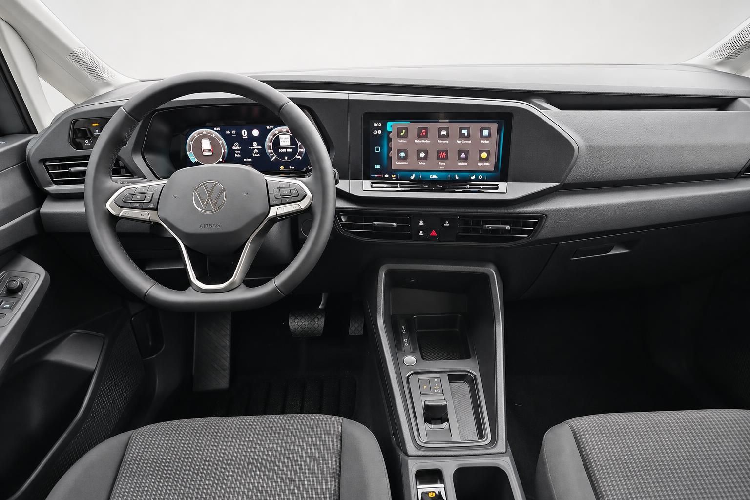 VW Caddy Cockpit Lenkrad und Infotainment Display