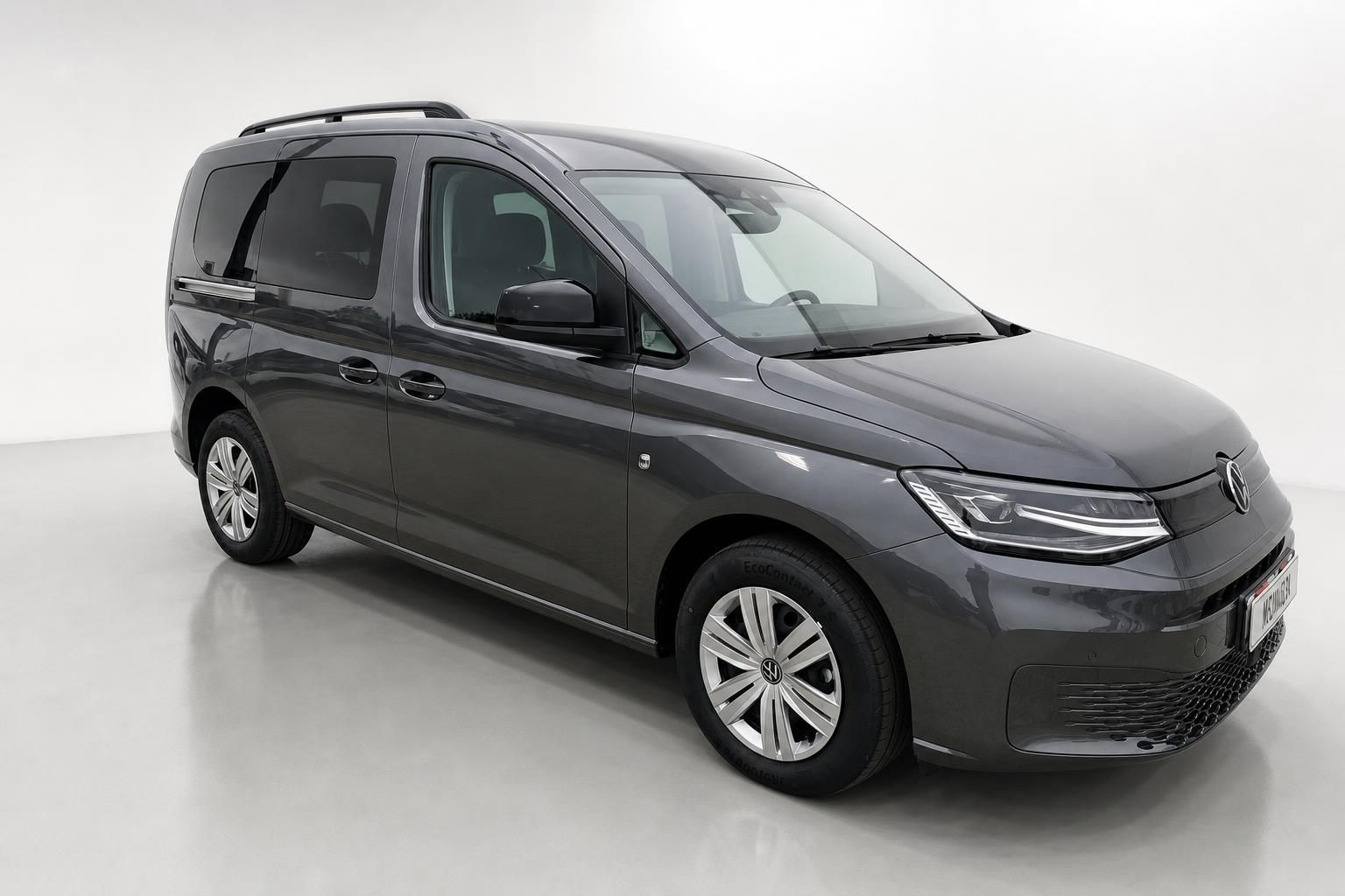 VW Caddy grau metallic Frontansicht Dreiviertel Studio