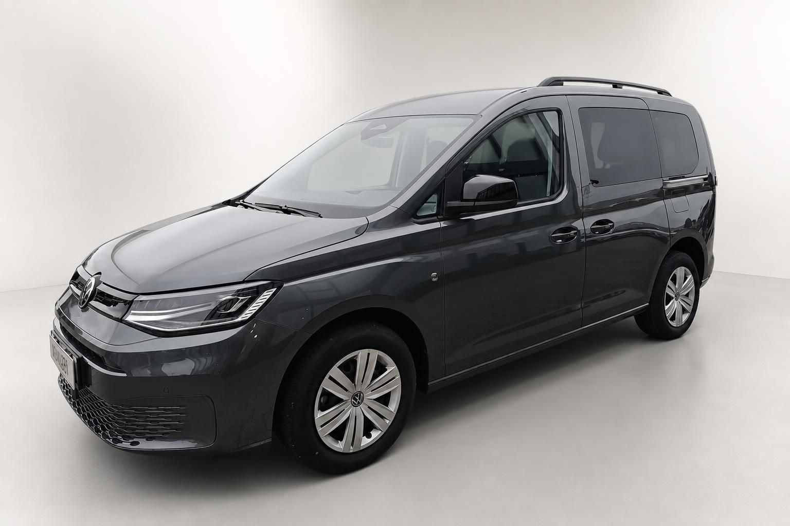 VW Caddy dunkelgrau Frontansicht Dreiviertel im Studio