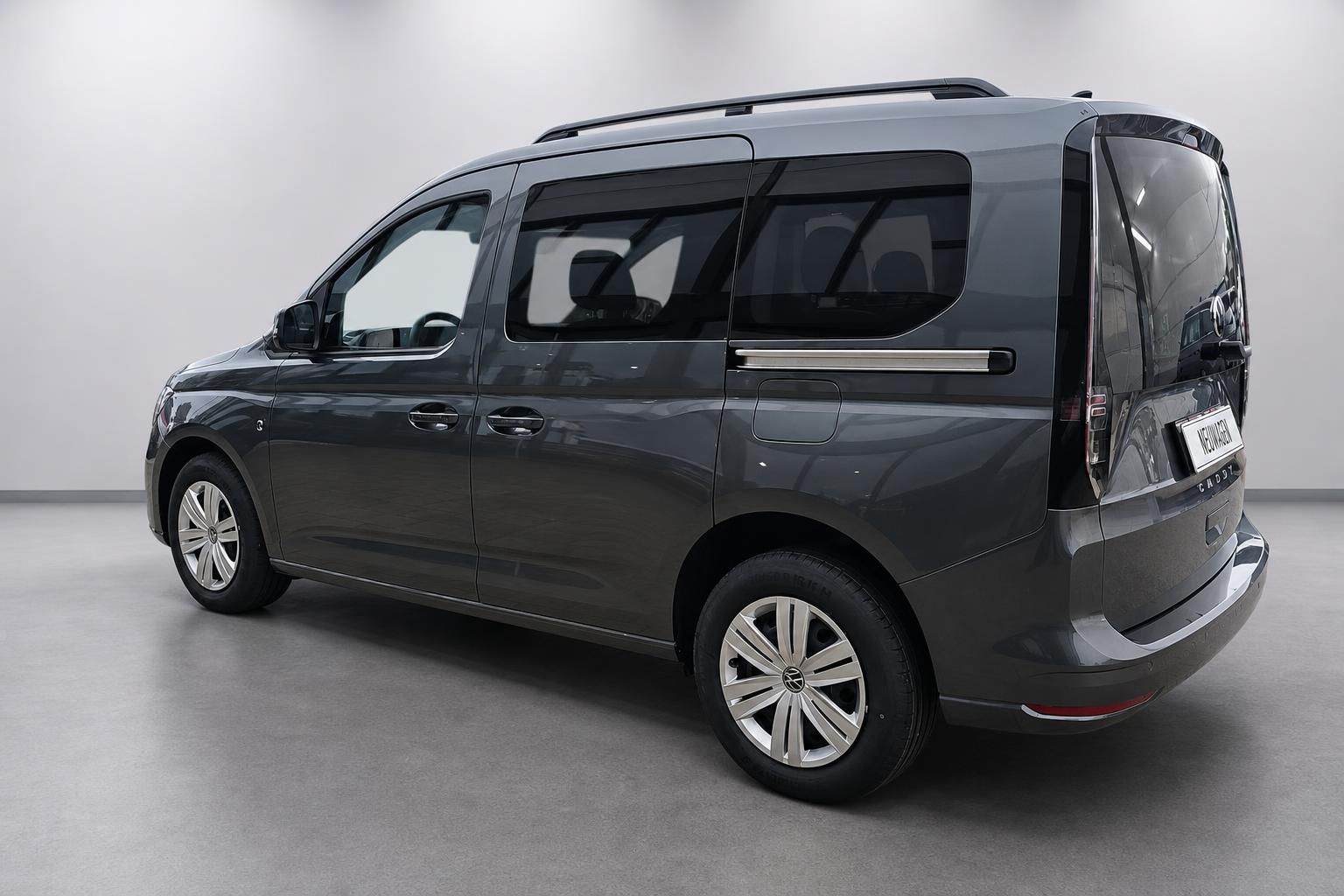 VW Caddy grau Heckansicht seitlich im Studio