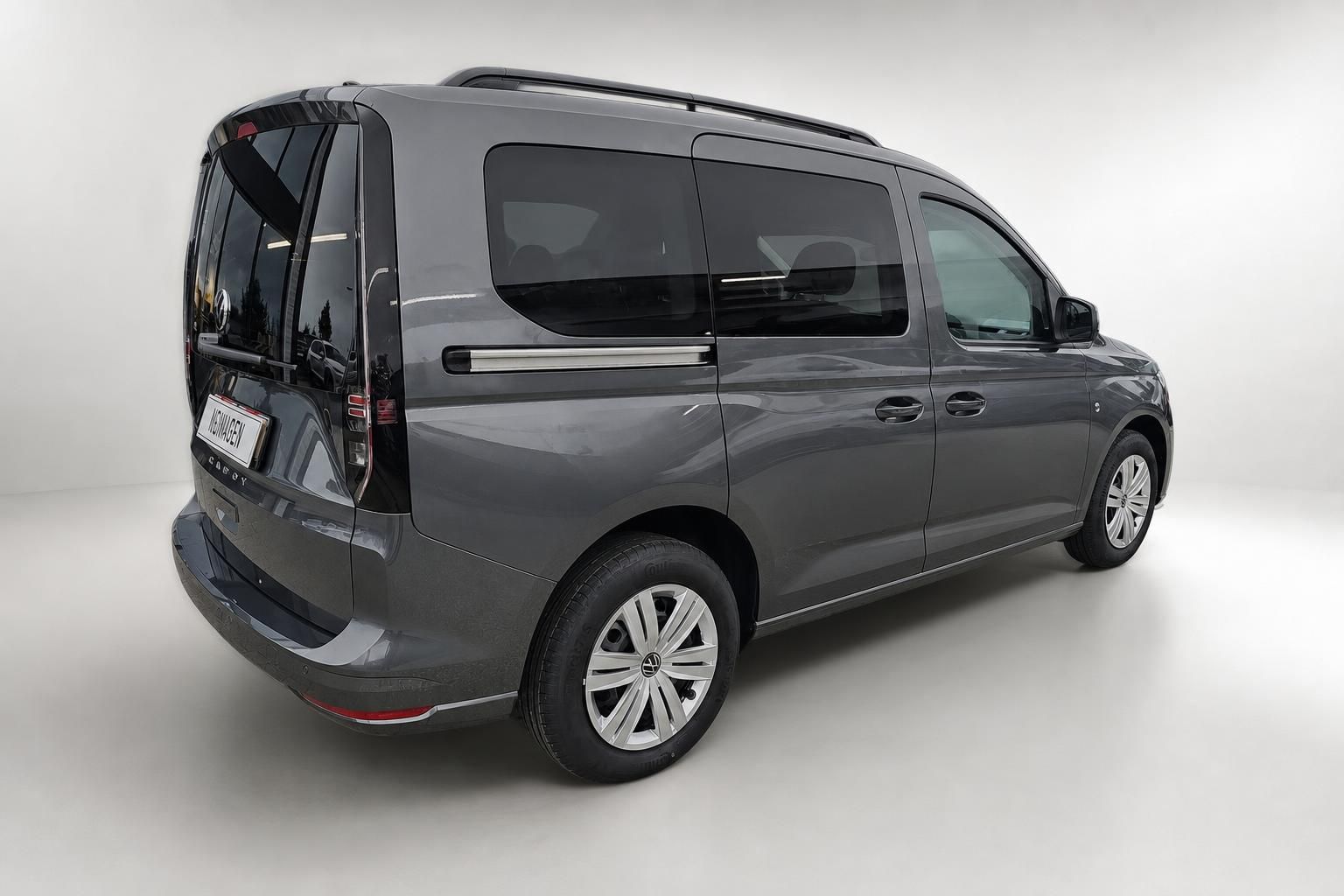 VW Caddy grau Heck- und Seitenansicht im Fotostudio