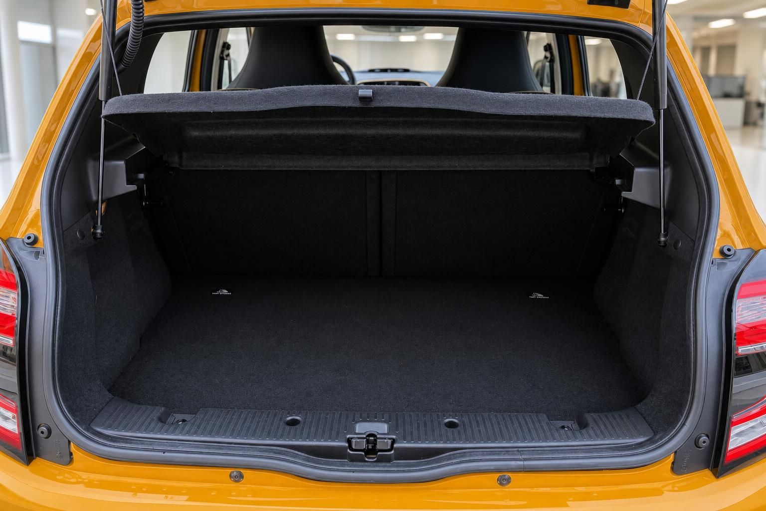 Renault Twingo Kofferraum mit Laderaumabdeckung geöffnet