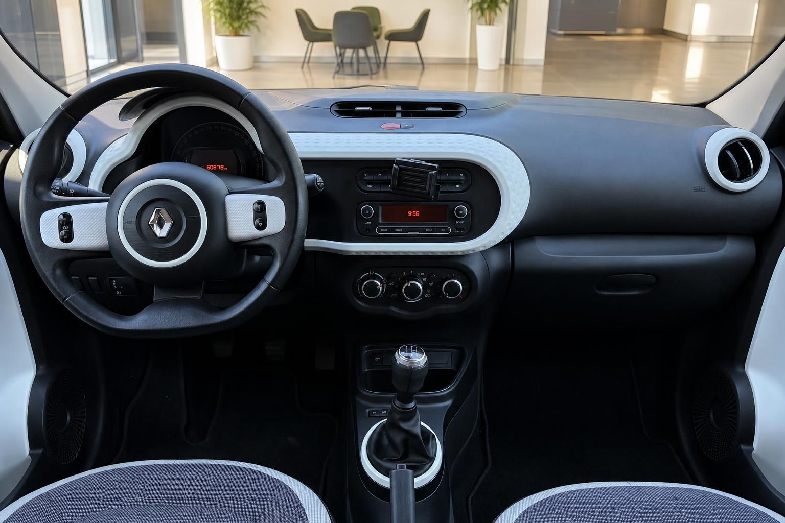 Renault Twingo Cockpit mit Lenkrad und Armaturenbrett im Innenraum