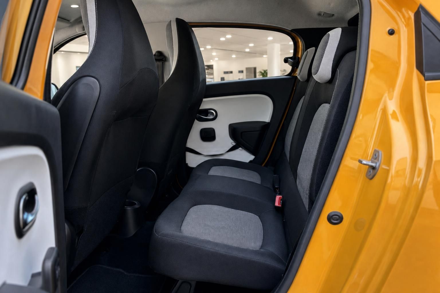 Renault Twingo Ruecksitze und Innenraum in gelber Karosserie
