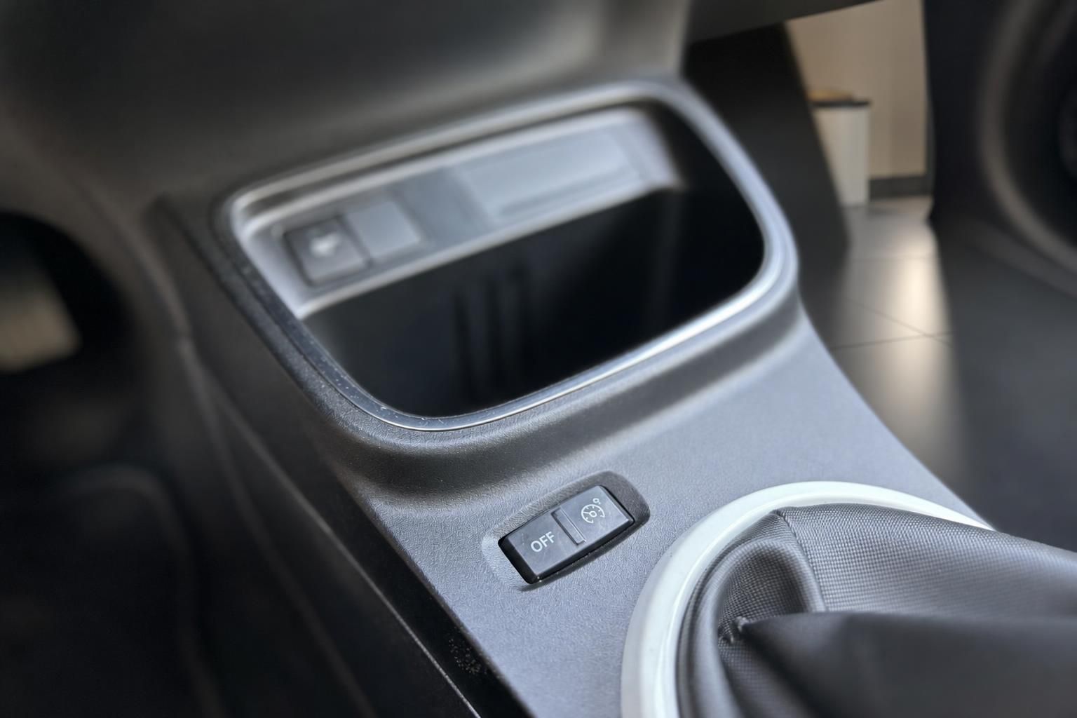 Mittelkonsole mit Ablagefach und Schaltknauf im Renault Twingo Innenraum
