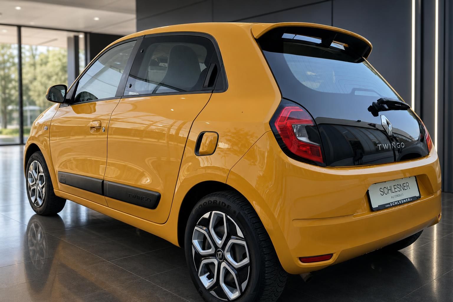 Renault Twingo gelb, Heckansicht mit Felgen im Showroom