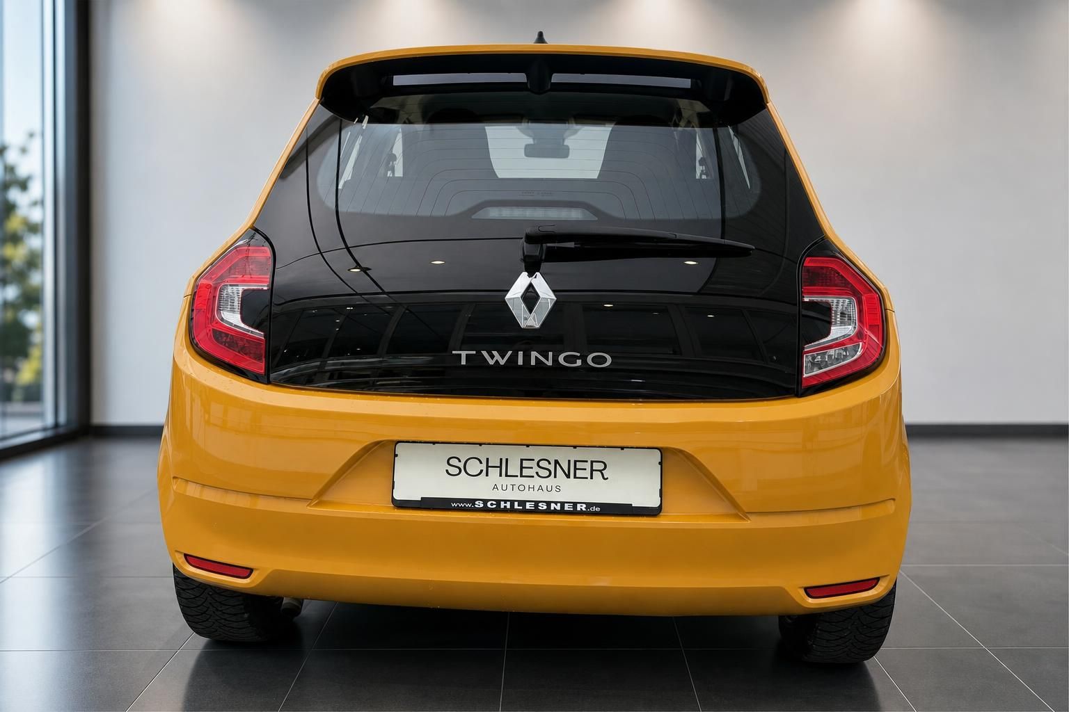 Renault Twingo gelb Heckansicht mit Rücklichtern im Autohaus