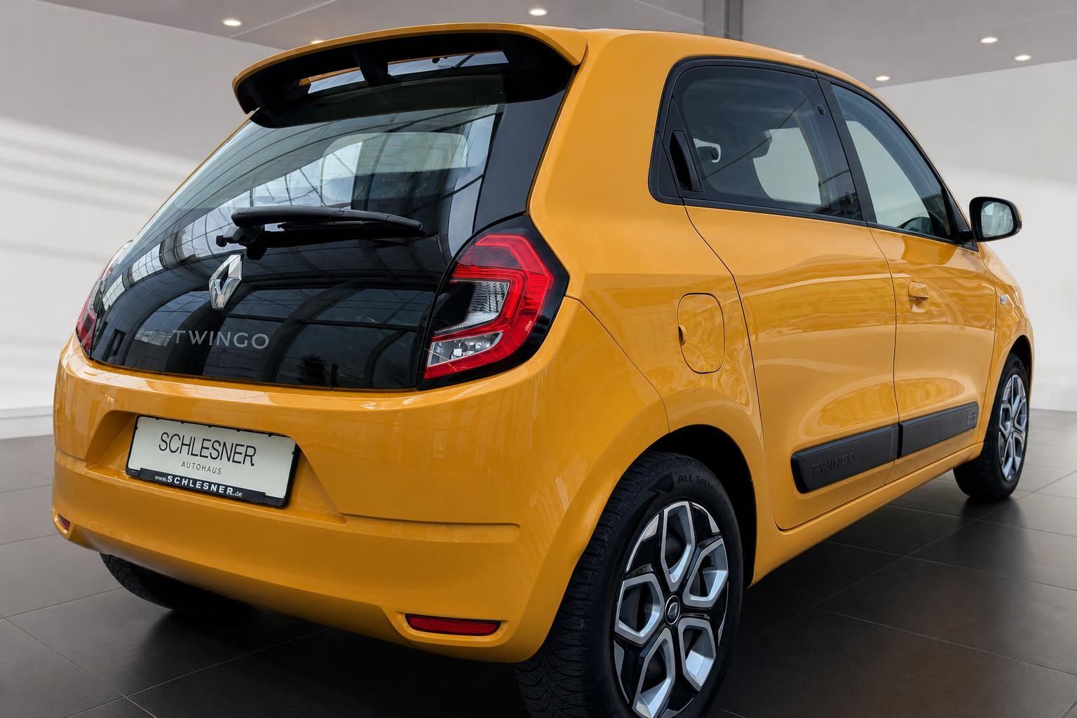 Renault Twingo gelb Heck-Seitenansicht mit Leichtmetallfelgen