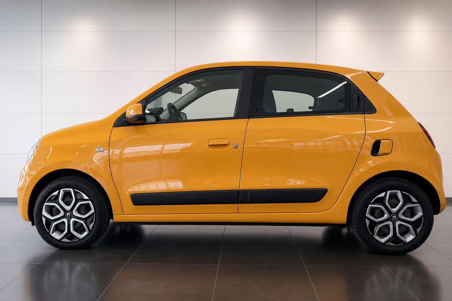 Renault Twingo gelb Seitenansicht im Autohaus Showroom