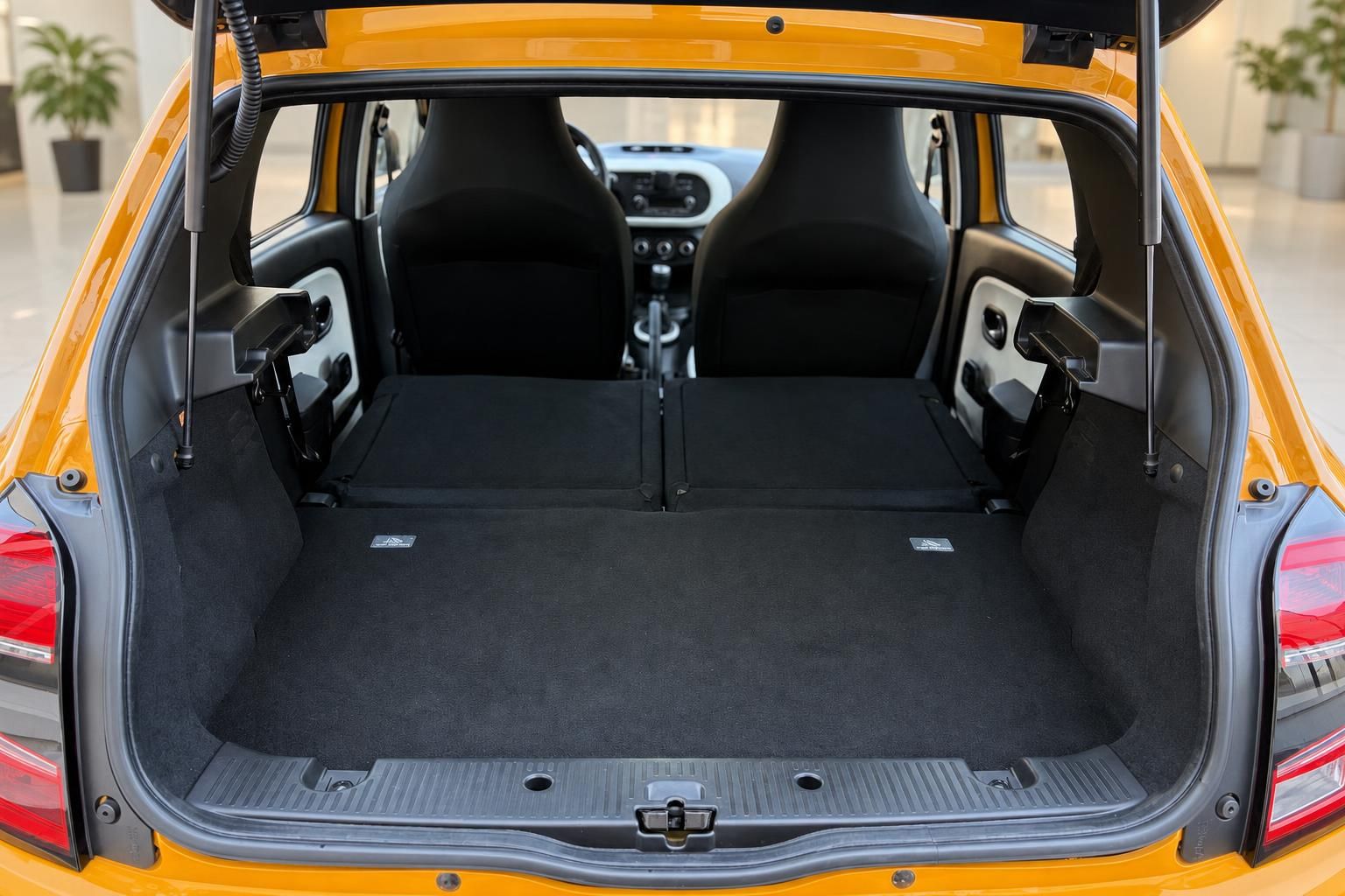 Renault Twingo Kofferraum mit umgeklappten Rücksitzen und Ladefläche