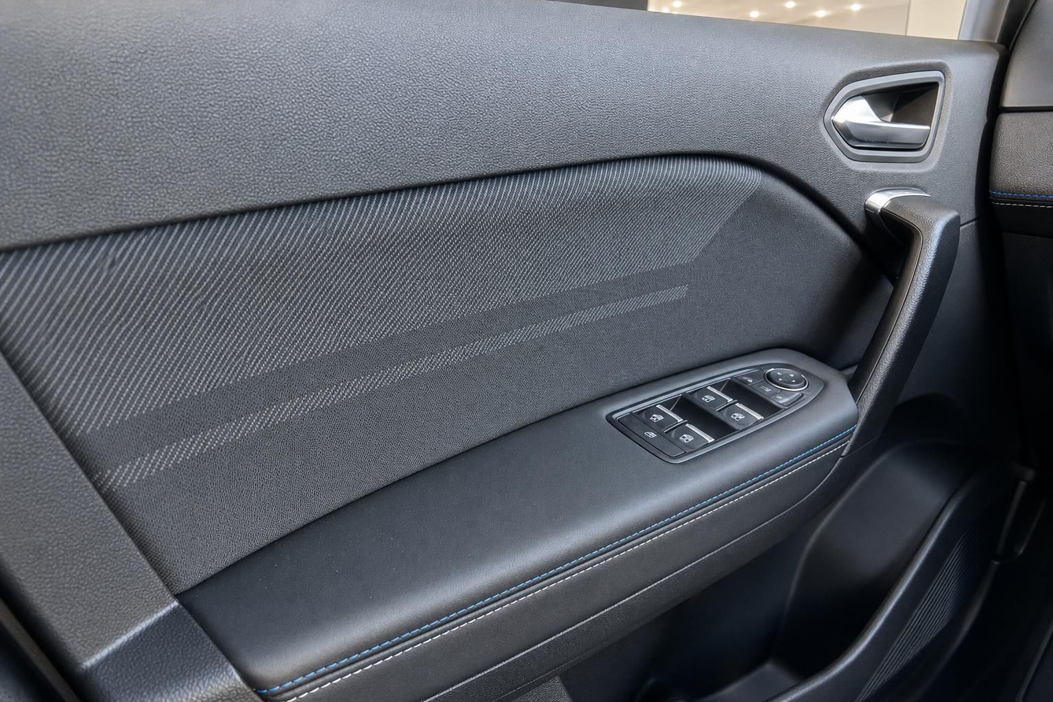 Renault Türverkleidung mit Fensterheber und Türgriff im Detail