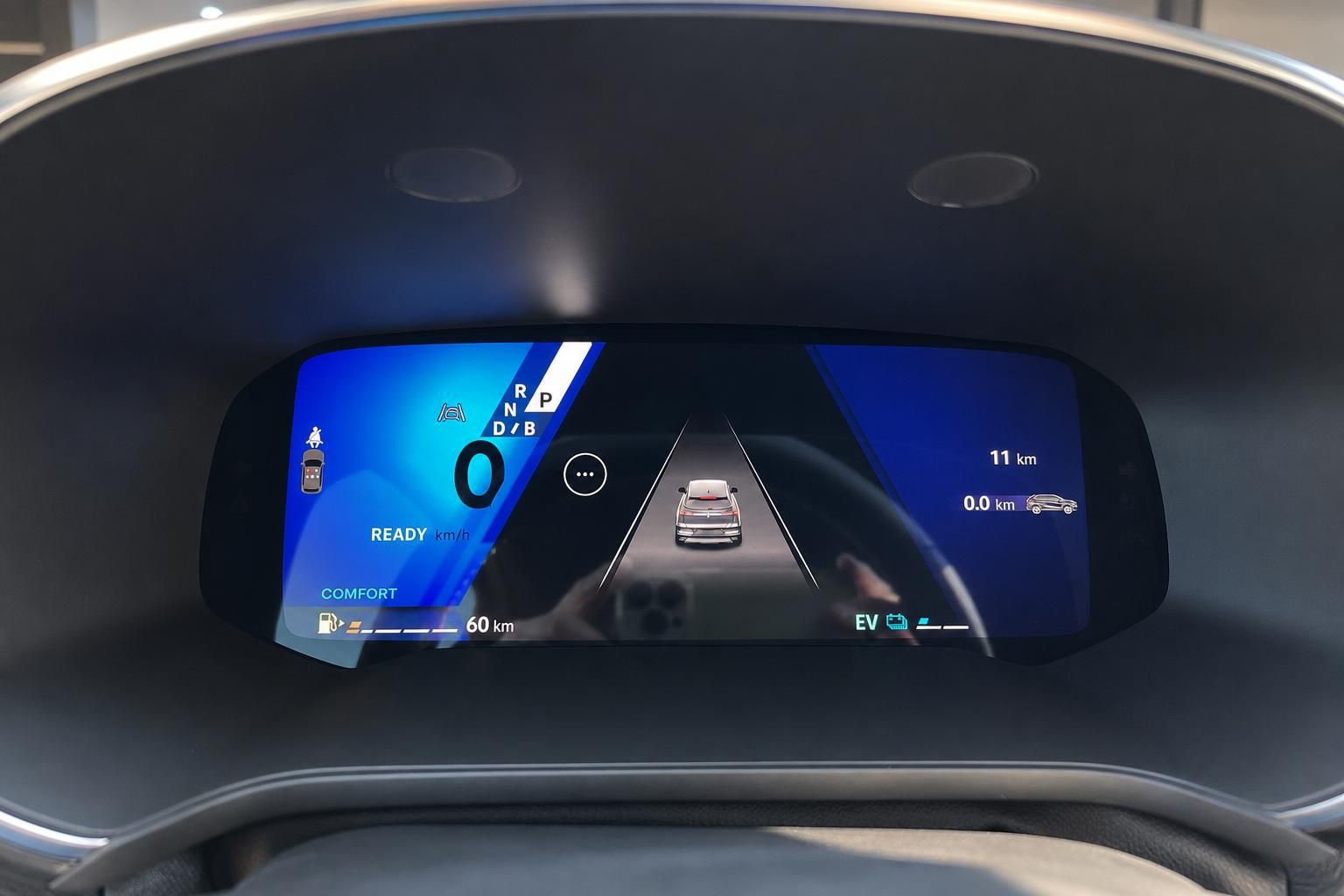 Digitales Kombiinstrument mit Rueckfahrkamera-Ansicht im Elektrofahrzeug