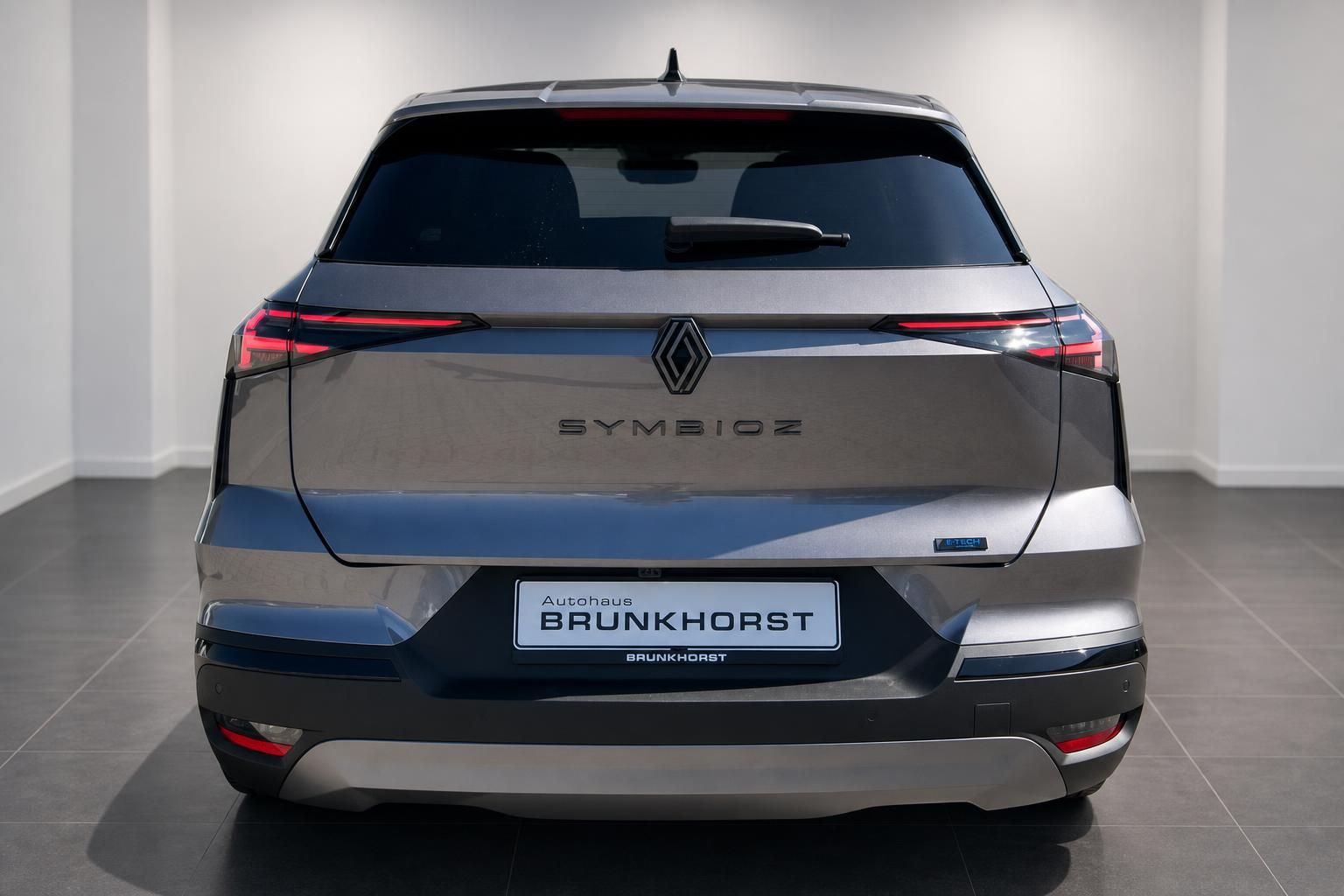 Renault Symbioz Heckansicht mit LED-Rückleuchten, grau metallic