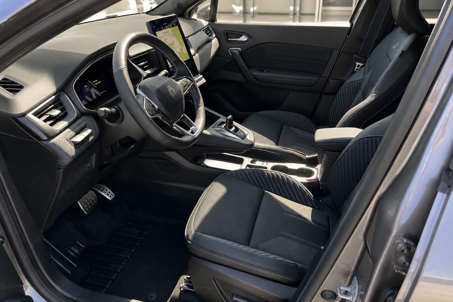 Renault Symbioz Innenraum mit Sitzen und Mittelkonsole