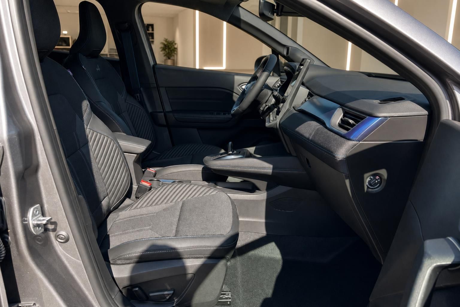 Renault Vorderer Innenraum mit schwarzen Sitzen und modernem Cockpit