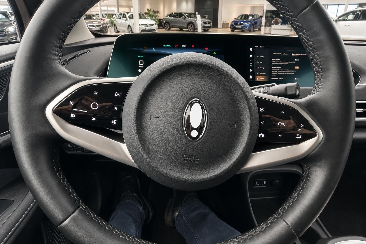 Fahrzeug Lenkrad mit Bedienelementen und digitalem Cockpit Display