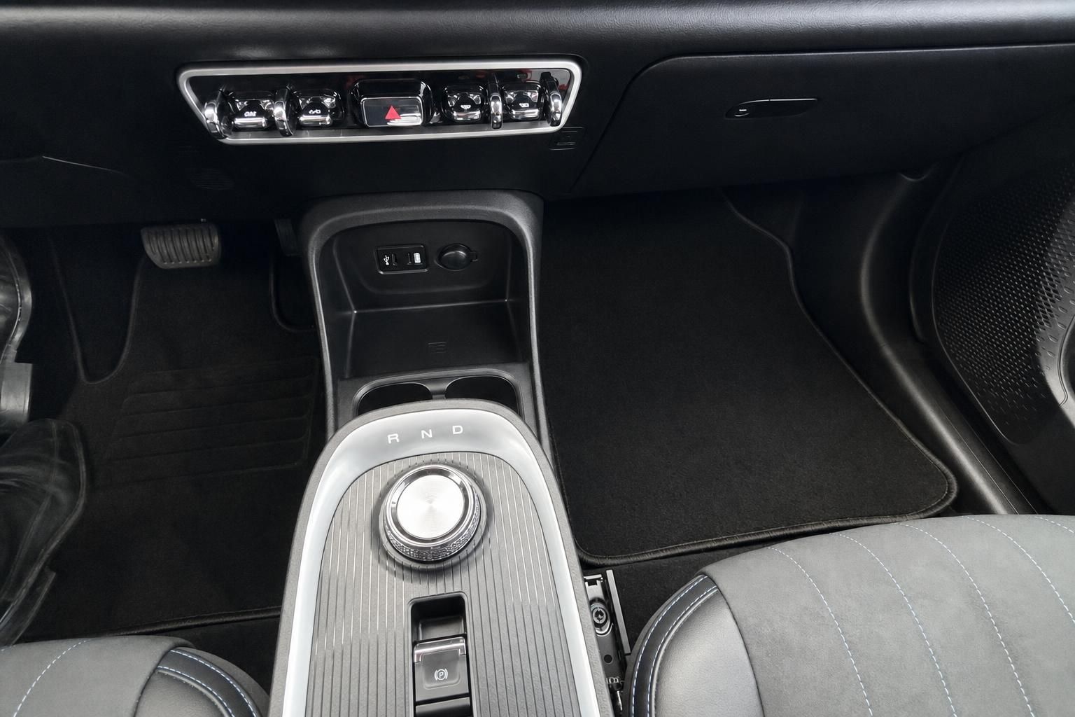Fahrzeug Mittelkonsole mit Automatikwählhebel und Bedienknöpfen