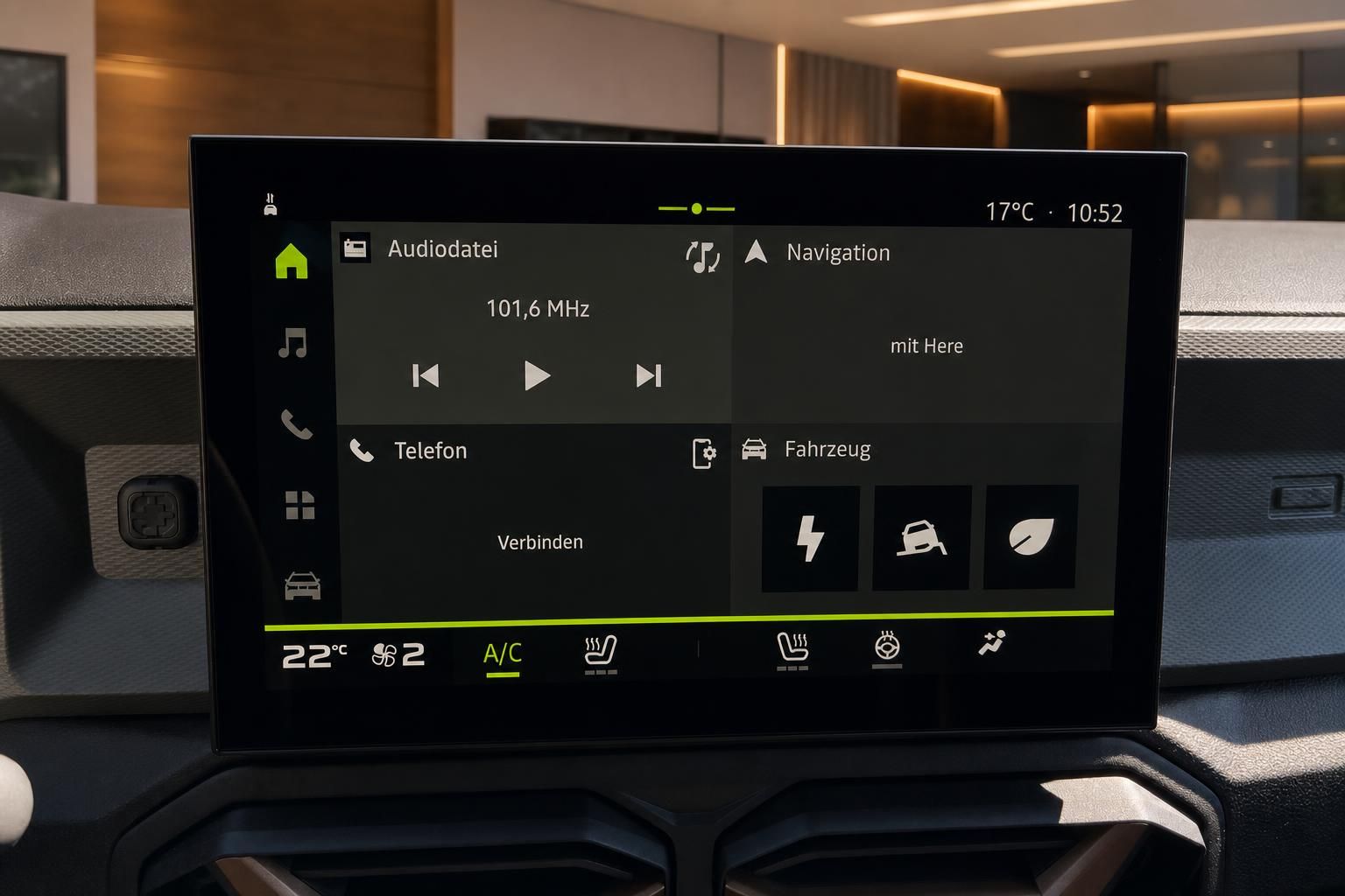 Touchscreen-Infotainment-System mit Navigation, Klimaanlage und Audiofunktionen im Fahrzeug-Dashboard