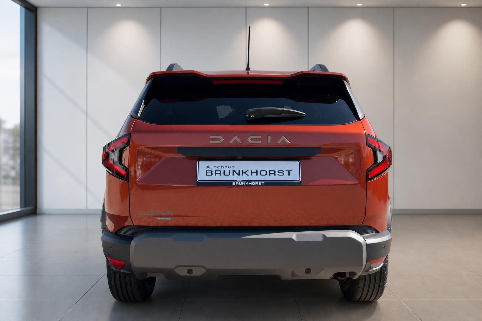 Dacia SUV Heckansicht in rot mit schwarzem Dach, Rückleuchten und Kennzeichen im Showroom