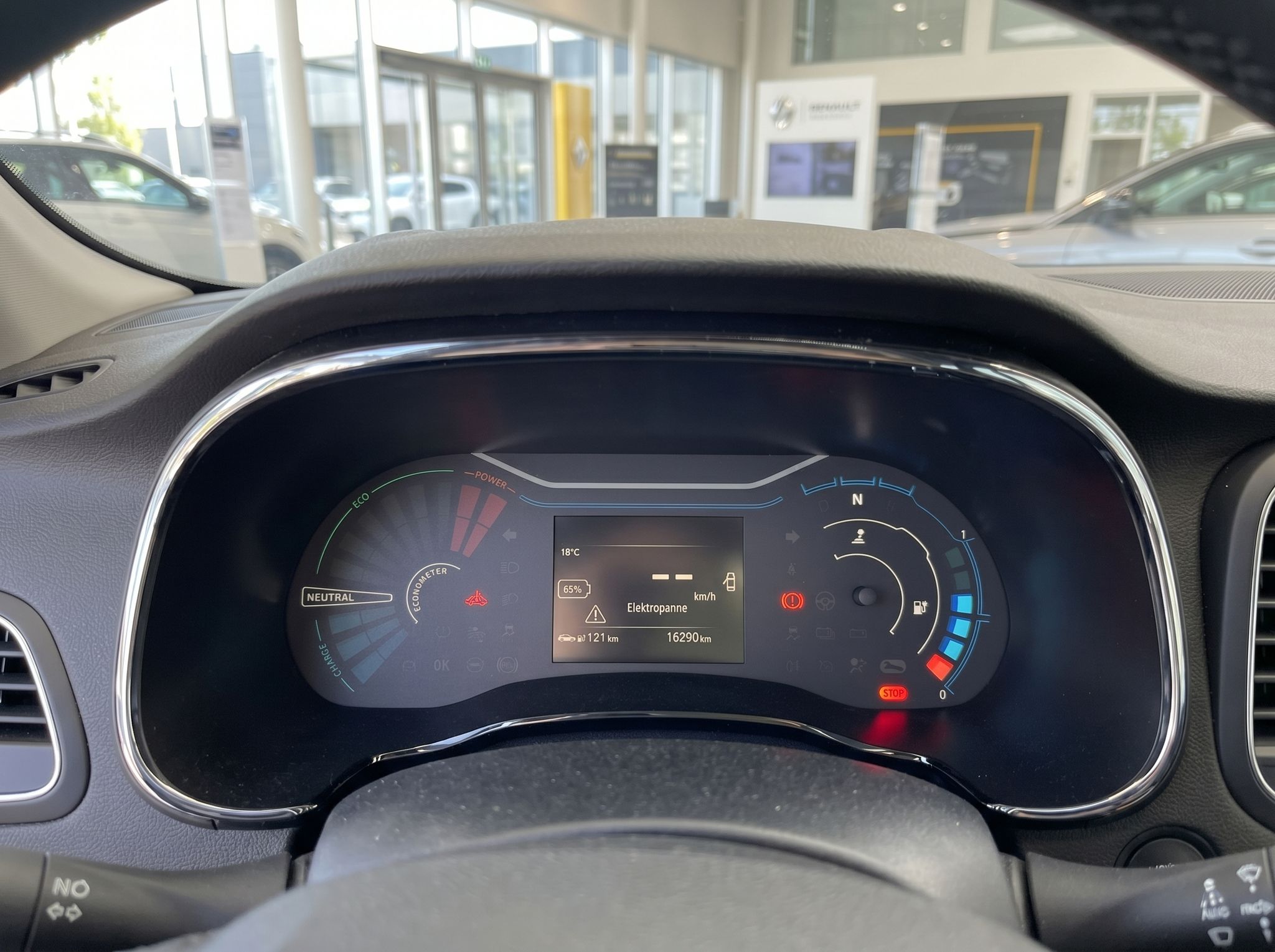 Digitales Armaturenbrett eines Dacia Elektrofahrzeugs mit Batteriestand und Kilometerstand Anzeige