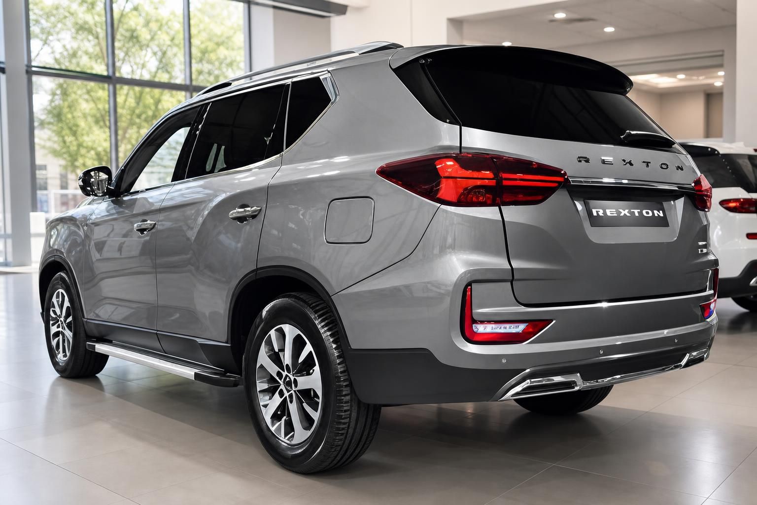 SsangYong Rexton SUV grau Heckansicht im Autohaus – moderner Geländewagen mit LED-Rückleuchten