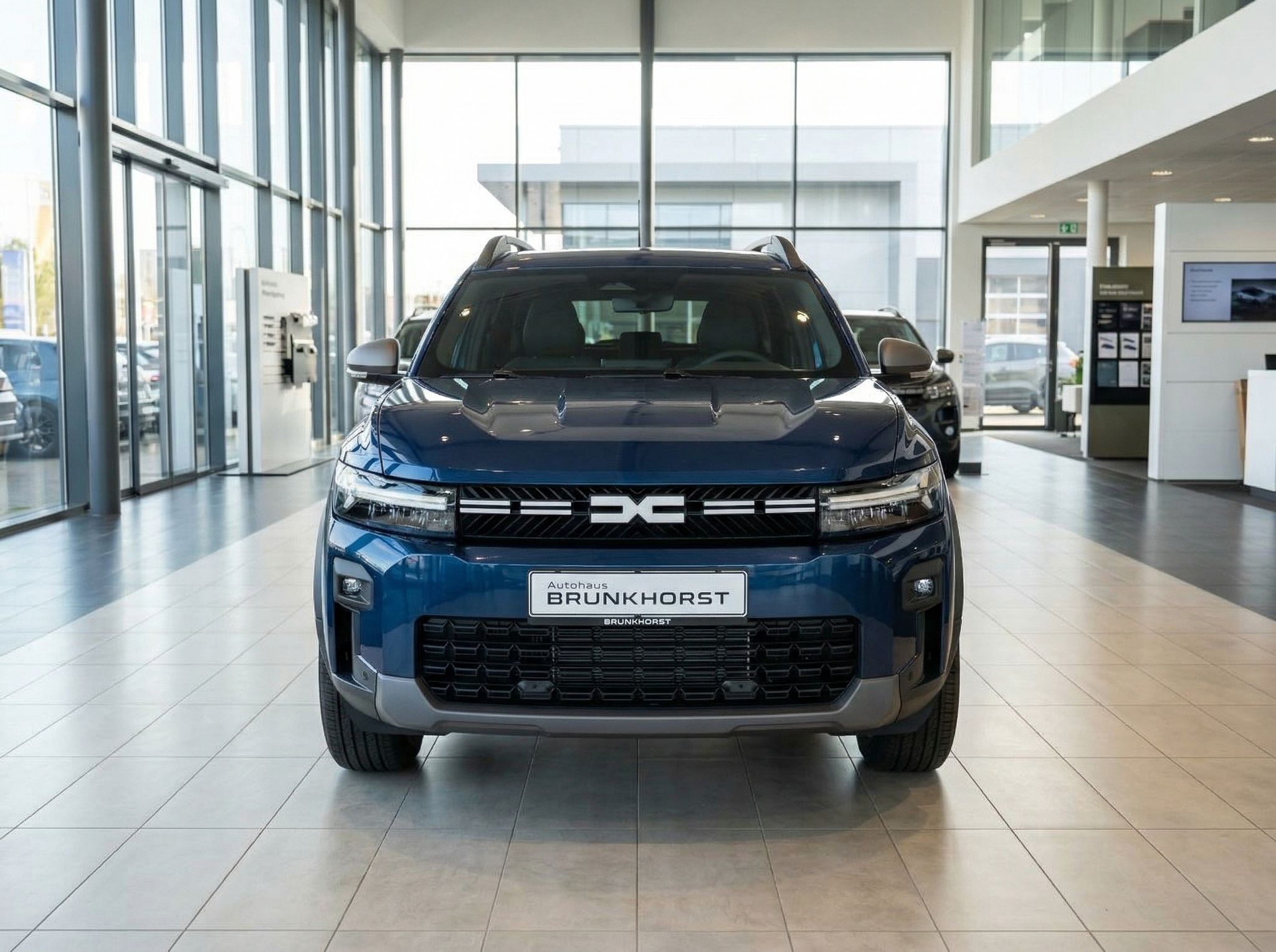 Dacia SUV Frontansicht in blau - markante Kühlergrill und LED-Scheinwerfer