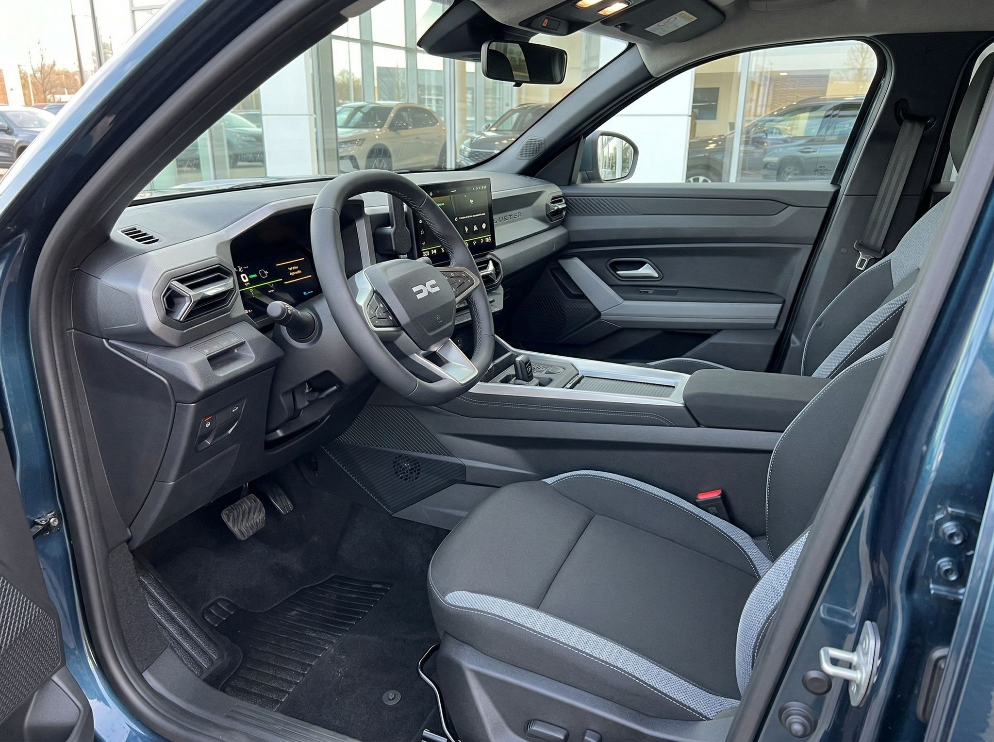 Dacia Fahrzeug Innenraum - Cockpit mit Lenkrad, Touchscreen und moderne Sitze