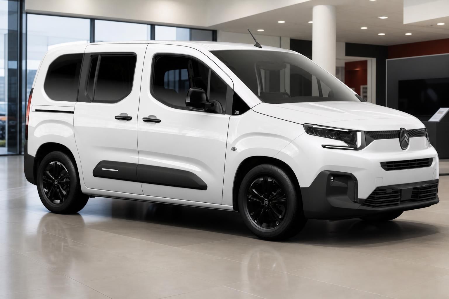 Weißer Citroën Berlingo Van Seitenansicht im Showroom