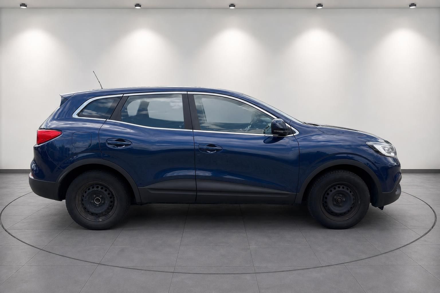 Blauer SUV Seitenansicht mit schwarzen Stahlfelgen im Showroom