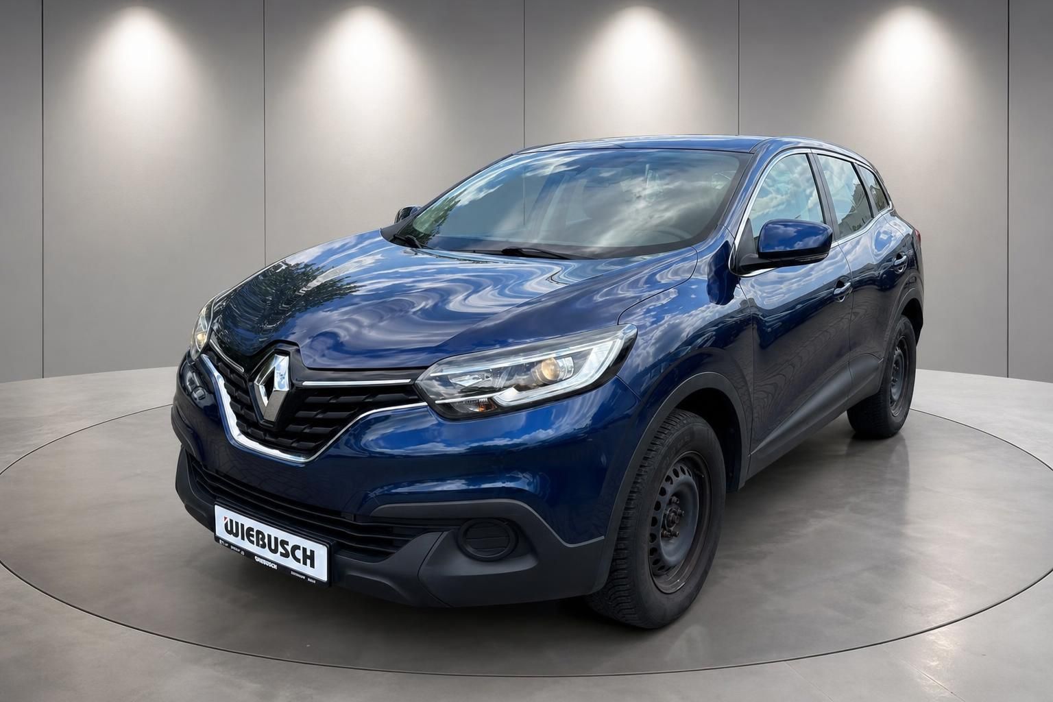 Blauer Renault SUV Frontansicht - Crossover-Fahrzeug mit Renault-Logo und WIEBUSCH Kennzeichen