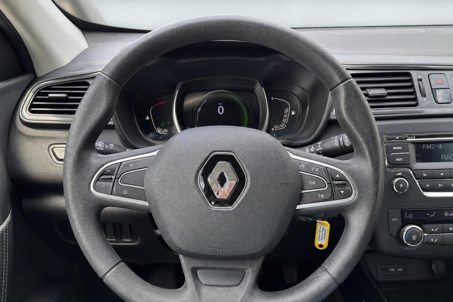 Renault Cockpit mit Lenkrad und Instrumententafel - Innenraumansicht mit Multifunktionslenkrad