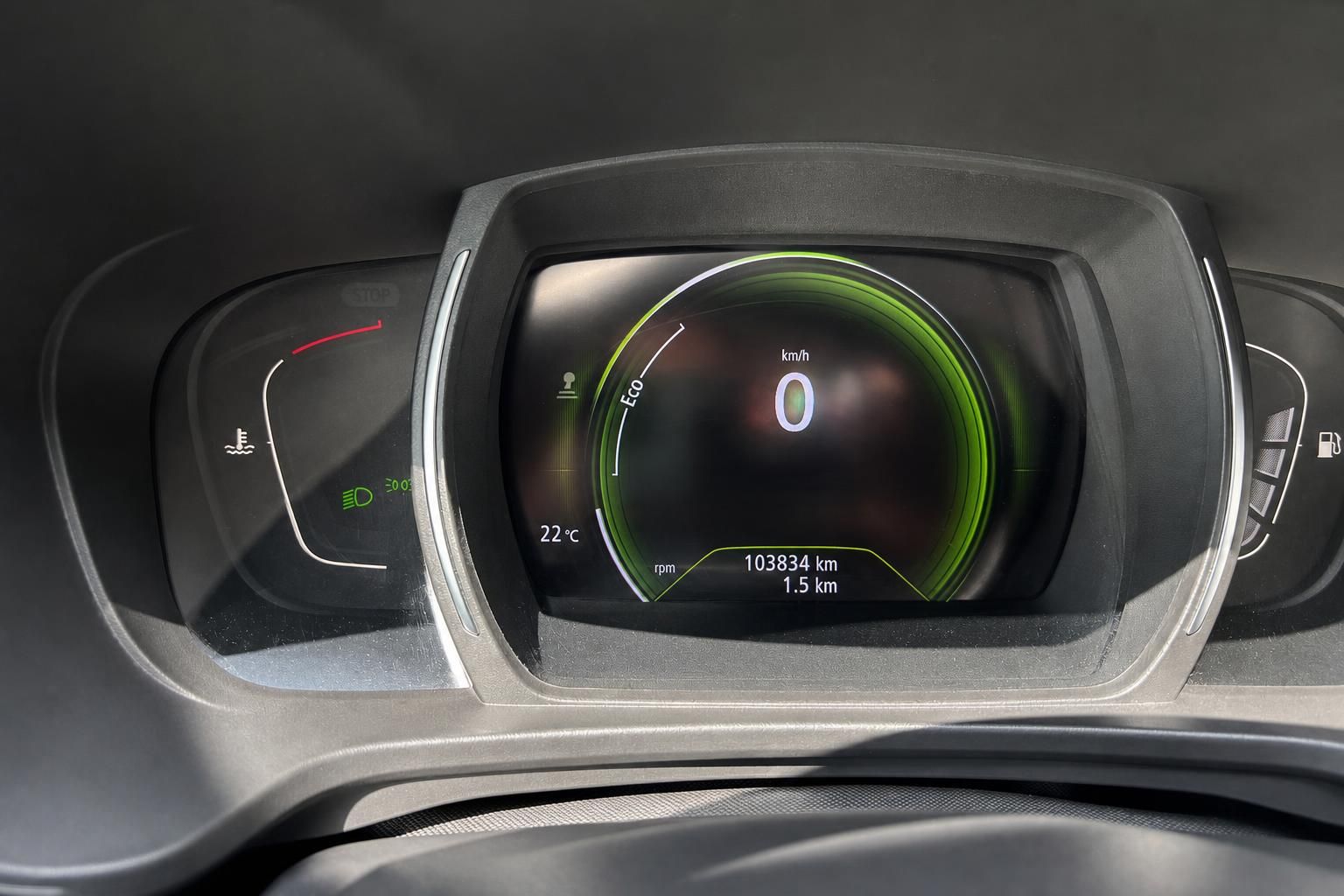 Digitales Kombiinstrument Fahrzeug mit grünem ECO-Display und Kilometerstand 103834 km