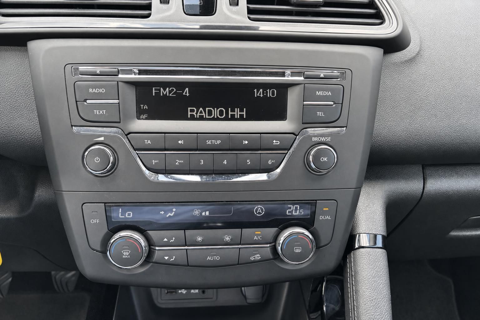 Auto Radio und Klimaanlage Bedienelemente im Armaturenbrett mit FM2-4 Anzeige