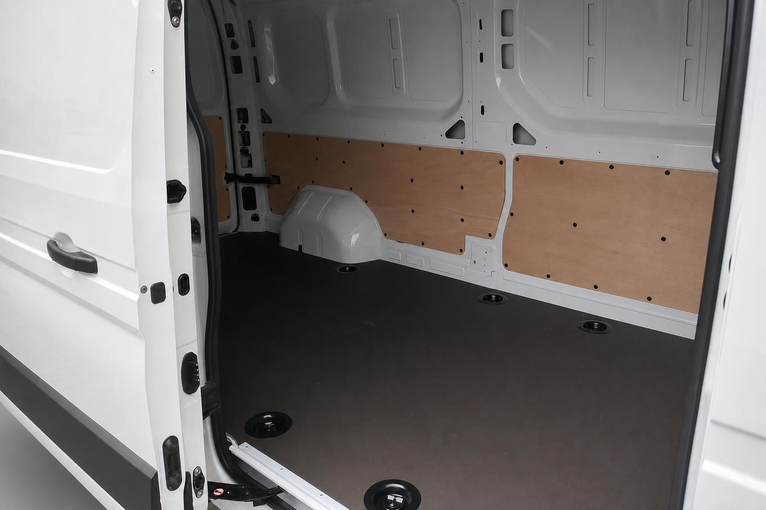Laderaum eines Transporters mit Holzverkleidung und Ladeboden